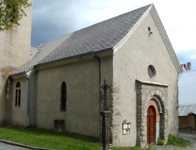 L'église paroissiale de Chabottes, au village, vue du corps principal.