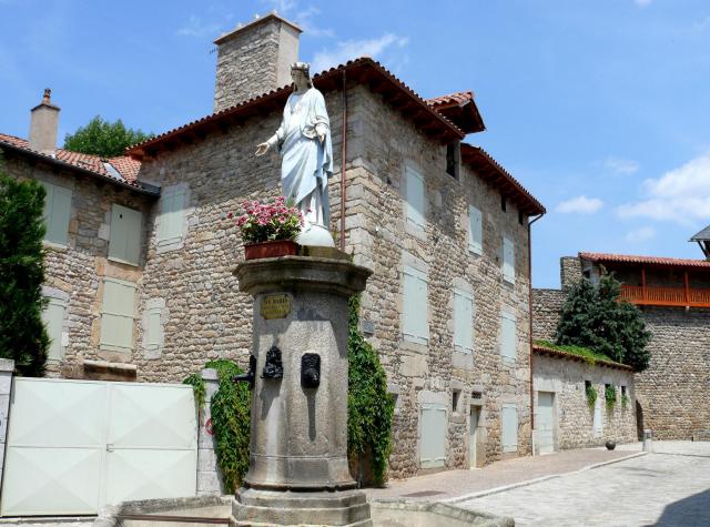 Le Malzieu-Ville (Lozère) - Place de la Vierge et maison d'Eugène de Rozière