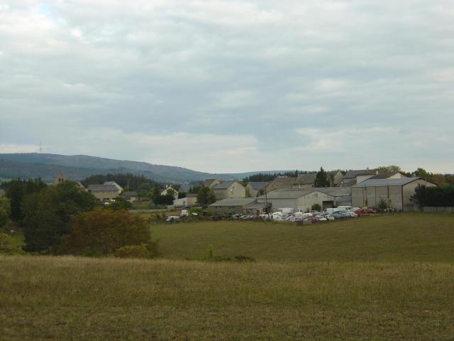 Vue générale du village de Saint-Amans (48). Vue sur le Truc de Fortunio au fond à gauche