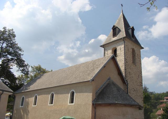 L'église de Neffes (Hautes-Alpes), vue du sud-est, faisant apparaître la structure du bâtiment : nef unique, petite abside en cul-de-four…