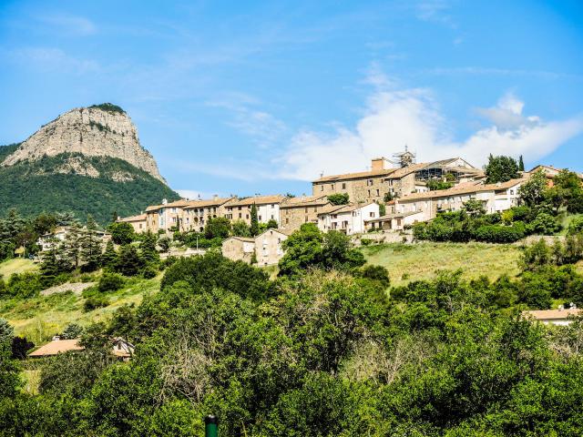 Village de Lagrand, vu de la route de Saléon. Hautes-Alpes