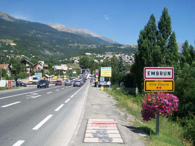 Panneau d'accueil dans la commune de Embrun dans les Hautes-Alpes.