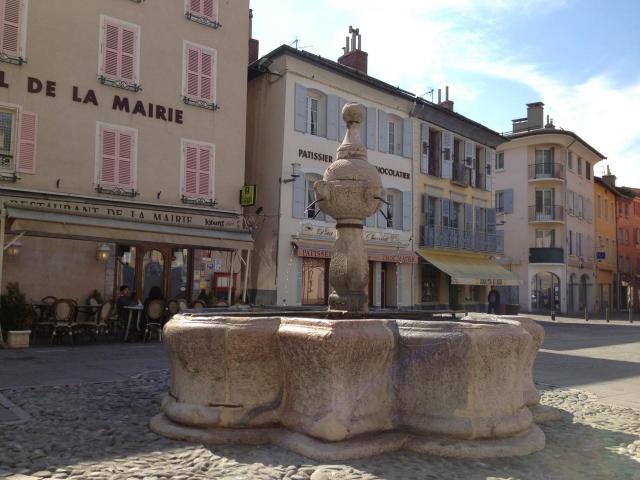 Fontaine place de la mairie (Embrun).