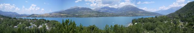 Panorama du lac de Serre Ponçon pris depuis de Savines-le-lac.