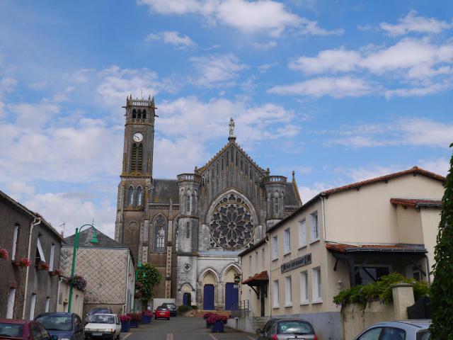 L'abbaye vue de la rue du Moulin.