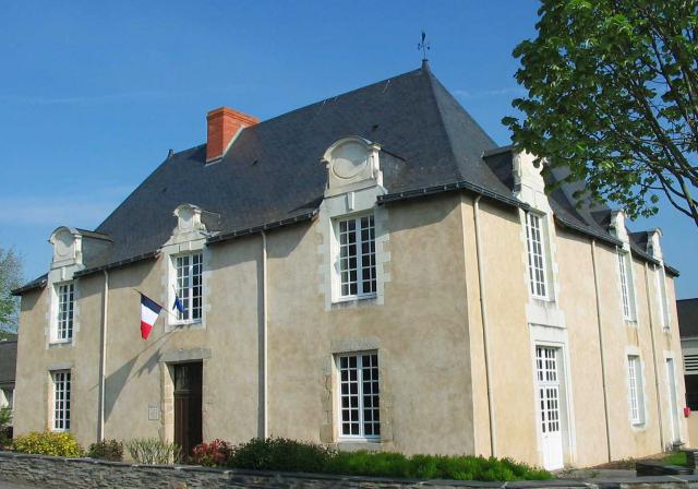 l'ancienne cure devenue mairie, à la Pouëze (49)