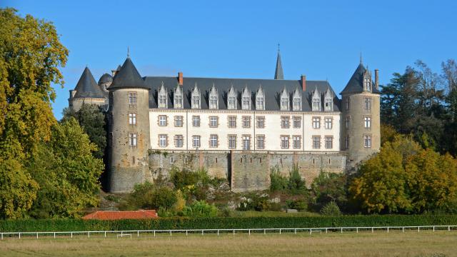 Château réhabilité en logements, vu depuis la rue des Mauges - Beaupréau (Maine-et-Loire)