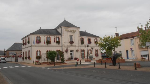La mairie de Saint-Laurent-des-Autels (Maine-et-Loire, France).