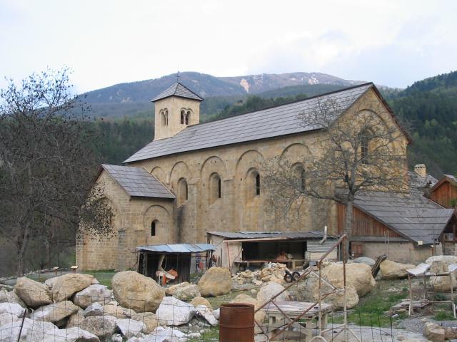 Abbaye de Boscodon (05) sur les hauteurs du lac de Serre-Ponçon. Vue générale. Je suis l'auteur du cliché pris en avril 2007.