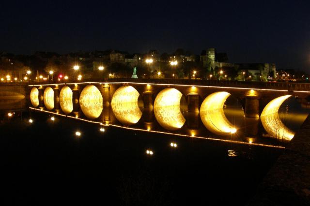 Pont de Verdun illuminé à Angers, France