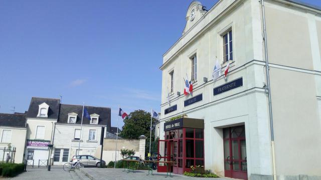 La mairie de Châteauneuf-sur-Sarthe (Maine-et-Loire, France).