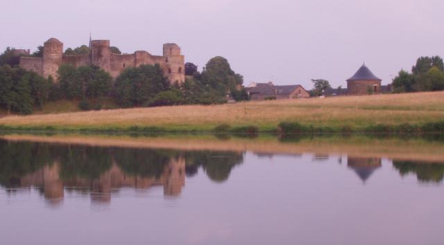 Vue du château médiéval de Pouancé (gauche) et du Colombier seigneurial (droite).