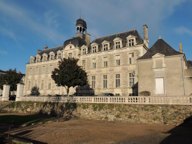 Saint-Georges-sur-Loire, Hôtel de ville, façade sud-est