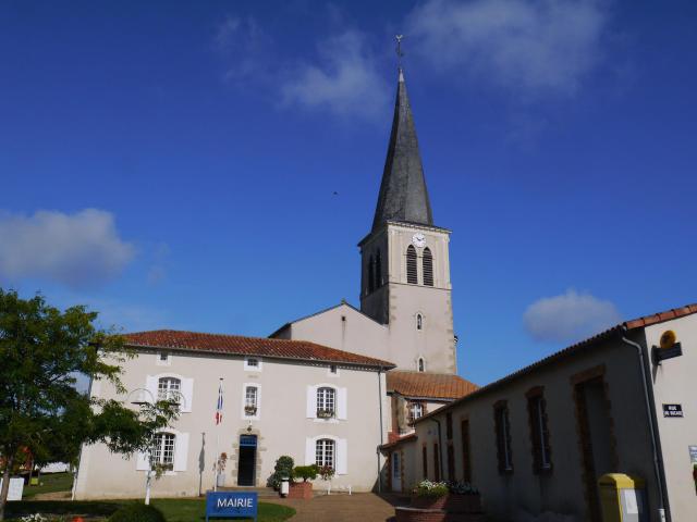 L'église et la mairie.