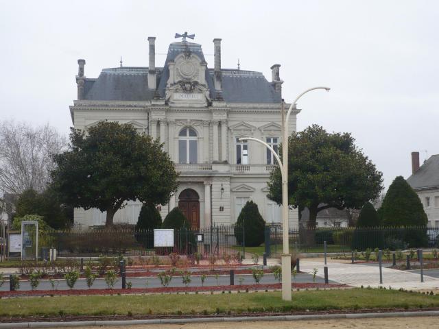 photo de la mairie de la Ménitré, prise depuis la place.