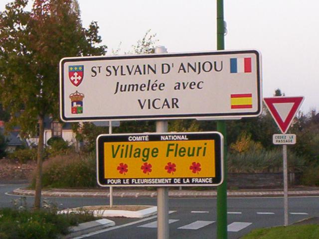 Panneau de jumelage et panneau village fleuri de la commune Saint Sylvain d'Anjou