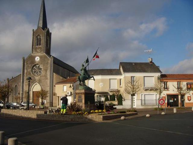 Place du chateau de Mondement
