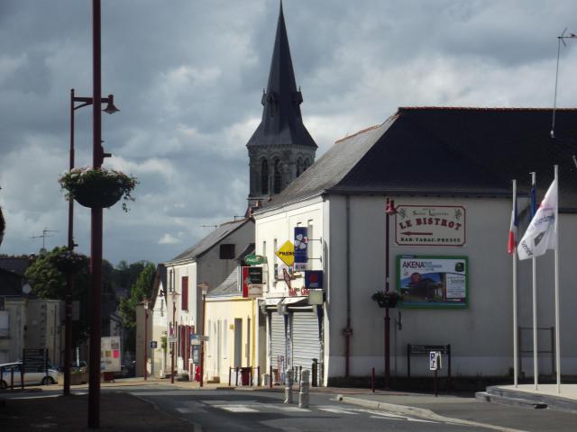 Le centre-bourg, un dimanche, de La Membrolle-sur-Longuenée (Maine-et-Loire), France