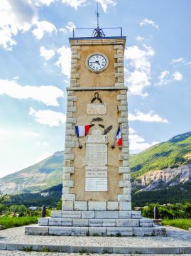 La tour-horloge, domine le village et tous les environs. Aspres-sur-Buëch. Hautes-Alpes