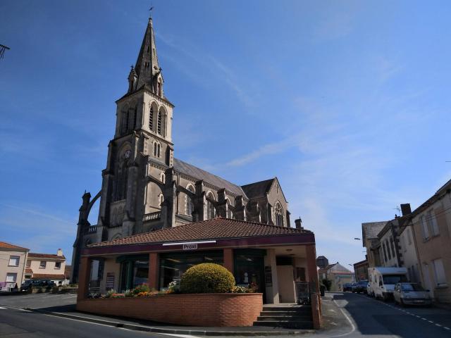 l'église Saint Pierre et le magasin Proxi, dans le bourg de la commune de Tillières (49)