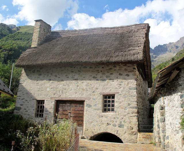Le moulin, vue d'ensemble. Noter le toit en chaume.