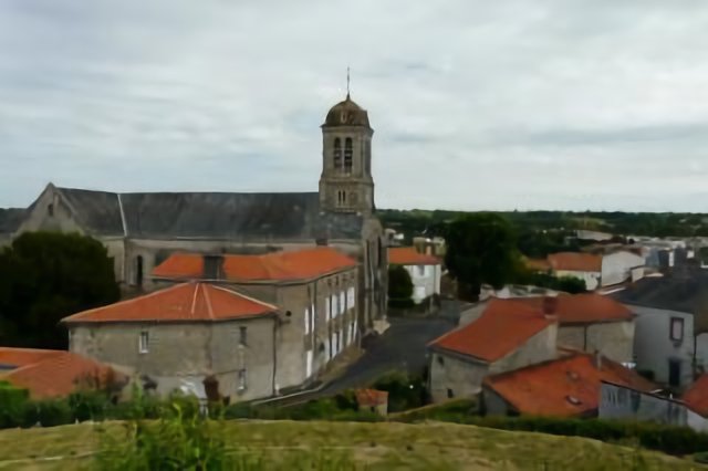 Montfaucon Montigné, vue de la motte féodale