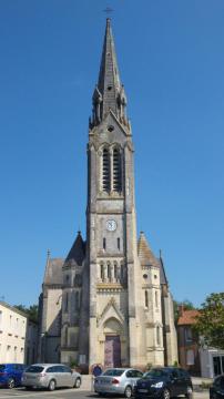 Vue de la façade de l'église Saint-Jean-Baptiste de Villedieu-la-Blouère (Maine-et-Loire)
