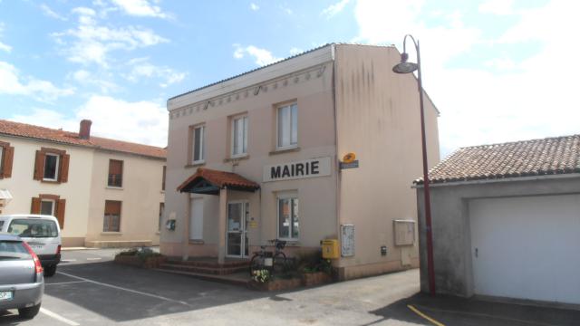 La mairie de La Salle-et-Chapelle-Aubry (Maine-et-Loire, France).
