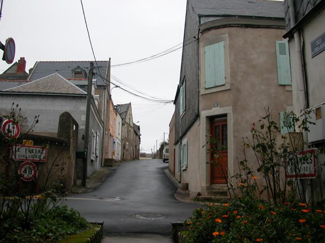 La rue de la Pierre de Bretagne marque la limite entre Le Fresne-sur-Loire (Loire-Atlantique), à gauche, et Ingrandes (Maine-et-Loire), à…