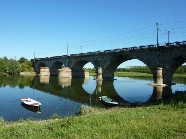 Le pont ferroviaire de Bouchemaine sur la Maine à Bouchemaine (Maine-et-Loire)