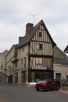 Maison à pans de bois, Fr-49-Doué-la-Fontaine.
