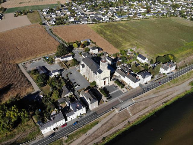 Vue aérienne du hameau de la mairie et de l'église Saint-Aubin de La Bohalle.