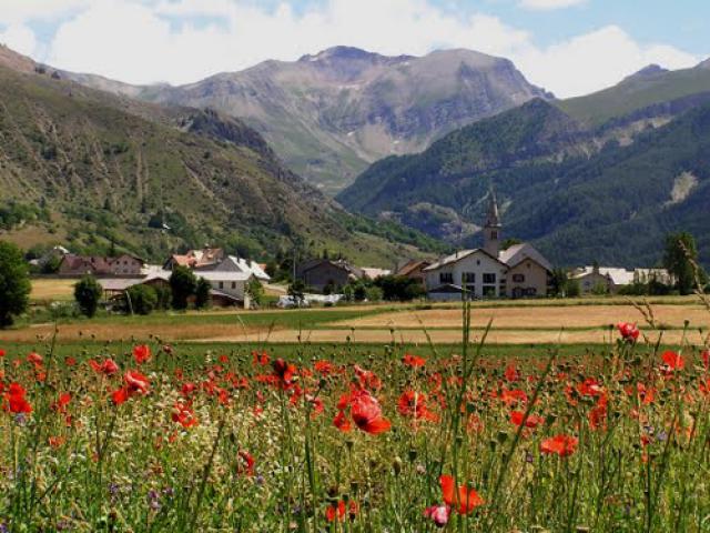 Le village vu de la plaine.
