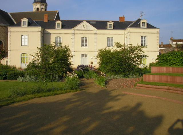 Bibliothèque du Mesnil en Vallée vue du parc.