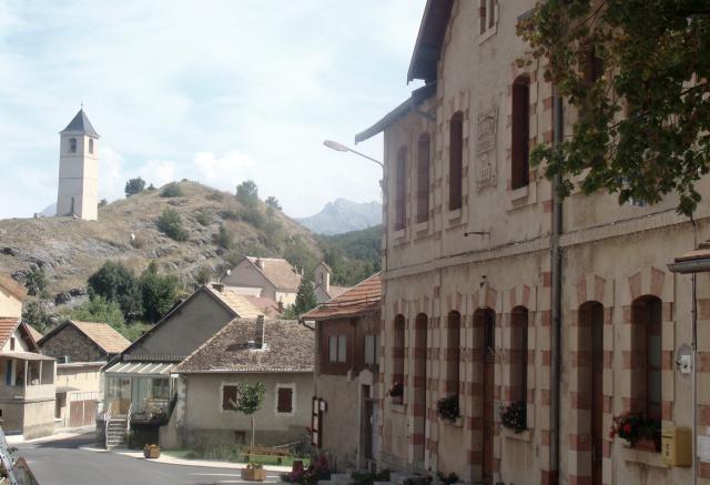 La "maison commune" de Rambaud (Hautes-Alpes) et le Serre du clocher.
