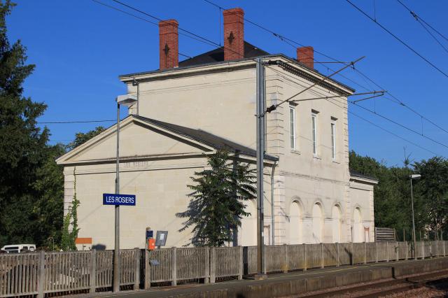 L'ancien bâtiment voyageurs de la gare des Rosiers-sur-Loire.