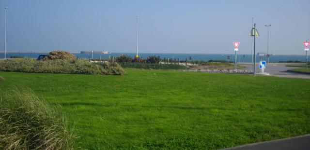 Le rond-point de Brécourt à Equeurdreville-Hainneville (50), avec, en arrière plan la mer et la rade.