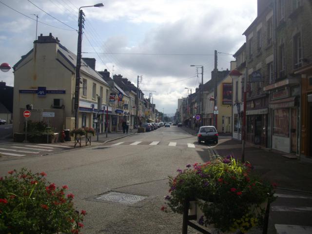 Rue Gambetta, à Equeurdreville. Un axe marchand majeur dans la ville, appelée "Rue principale" avec la Rue de la Paix, dans sa prolongation.