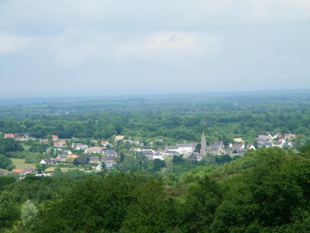 Photographie du village de Lithaire prise du point de vue panoramique du Mont Castre.