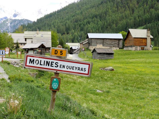 Molines-en-Queyras - Panneau à l'entrée du village