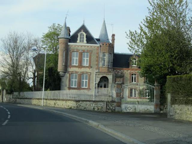 Maison bourgeoise, avenue Maurice Marland, à BREHAL (Manche).