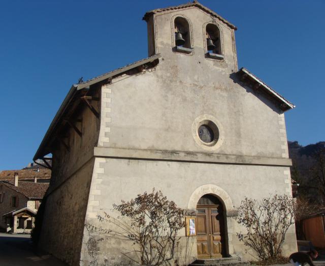 Le Saix (Hautes-Alpes) : façade de l'église, orientée vers l'ouest. Noter l'architecture du mur latéral nord, évoquant un contrefort.