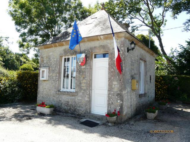 MAIRIE D'ECAUSSEVILLE, LA PLUS PETITE MAIRIE DE FRANCE ??? En connaissez-vous une plus petite ?