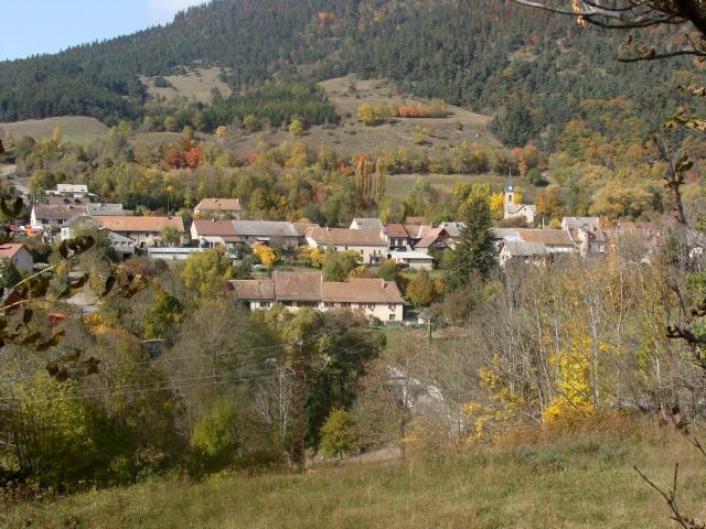 La Motte-en-Champsaur vu de la route des Infournas.