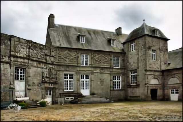 Cour du château de Chanteloup (50)