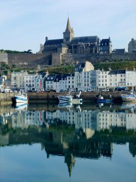 Port et église Notre-Dame-du-Cap-Lihou de Granville, France