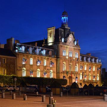 Hôtel de ville de Coutances, de nuit.
