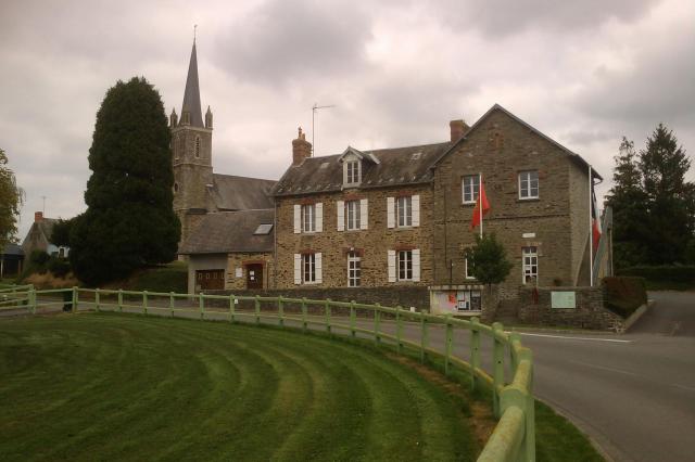 mairie de fr:Baudre en premier plan et son église en second plan