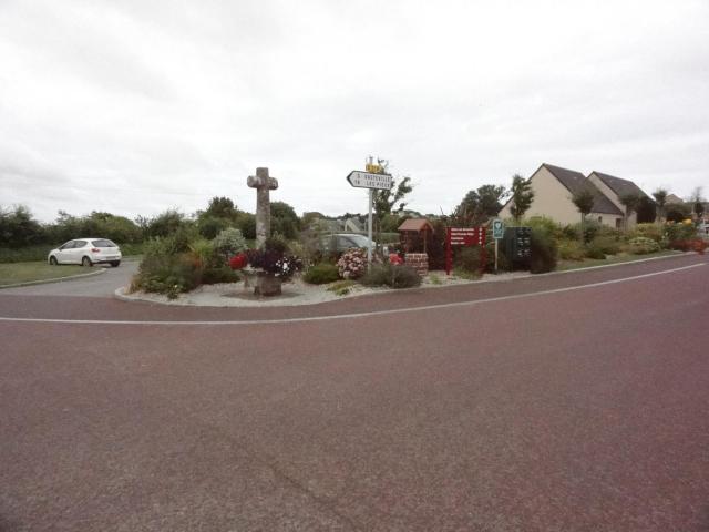 Biville (Manche) croix de chemin au bourg