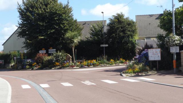 En premier plan la D37 venant des Pieux ,a droite, la D64 direction le carrefour des pelles vers la D22, en fond, l'entrée de Vasteville…